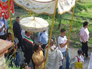 Pittoresco squarcio della processione nel rione medioevale Pendina