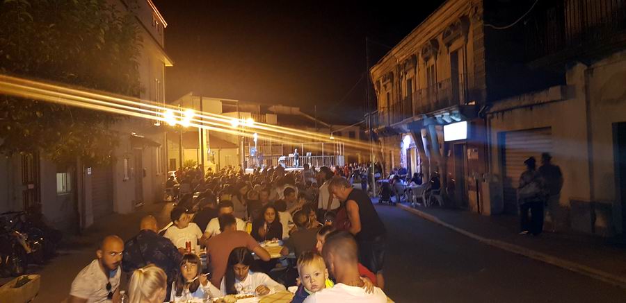 gruppo di ragazzi felici in festa cappellini ballare sotto cadere